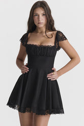 Süßes Fit & Flare Mini-Sommerkleid mit gewellten Flügelärmeln und quadratischem Ausschnitt - Schwarz